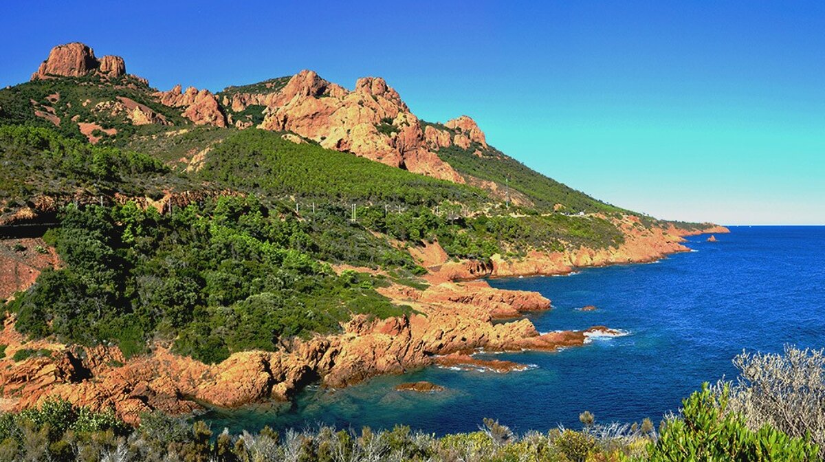 the red rocks of the esterel range on the south coast